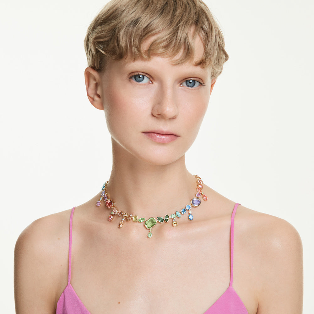 Collar Gema, Tallas mixtas, Cristales colgantes, Multicolor, Baño tono oro
