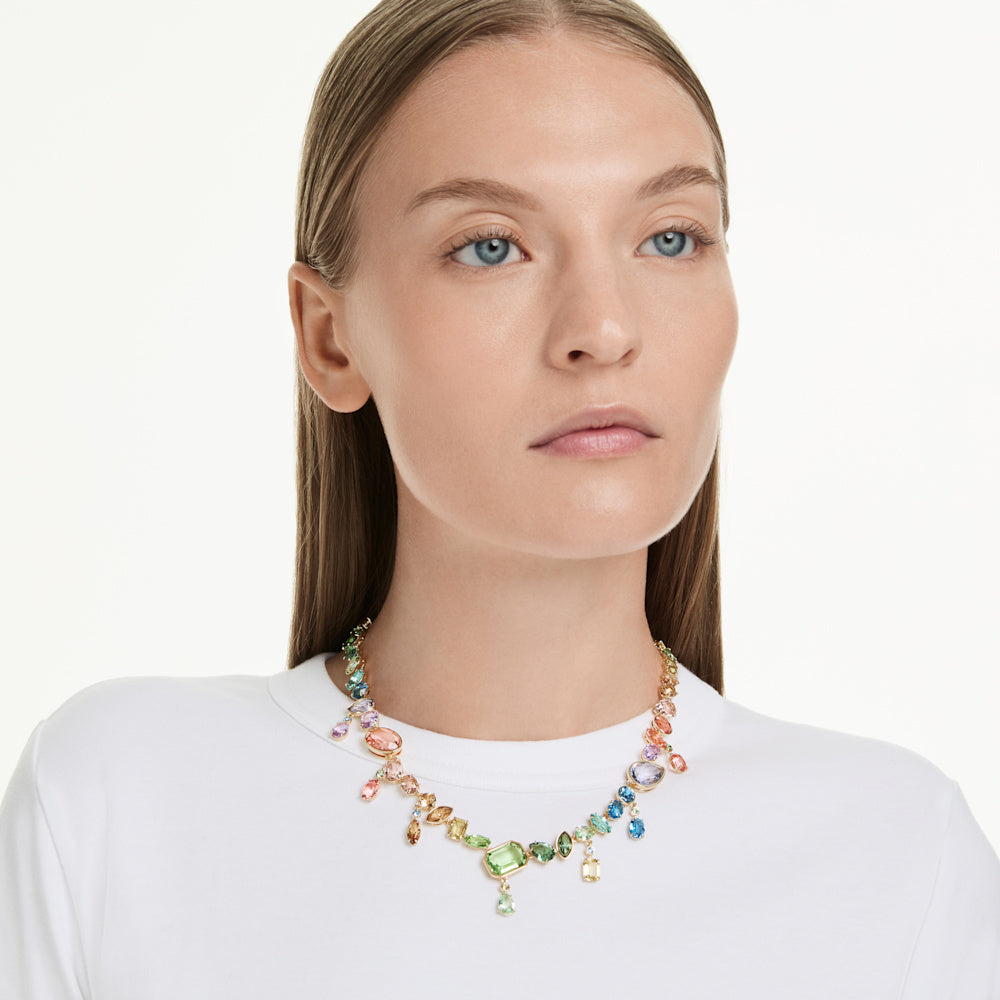 Collar Gema, Tallas mixtas, Cristales colgantes, Multicolor, Baño tono oro