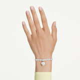 Charm Idyllia Tallas mixtas, Revestimiento en color perla, Corazón, Blanco, Baño de rodio