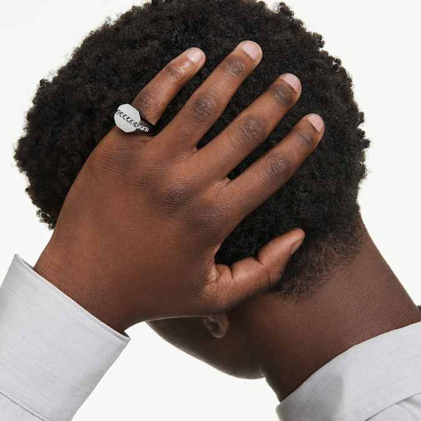 Anillo Dextera Forma octagonal, corte redondo, color negro, baño de rutenio.