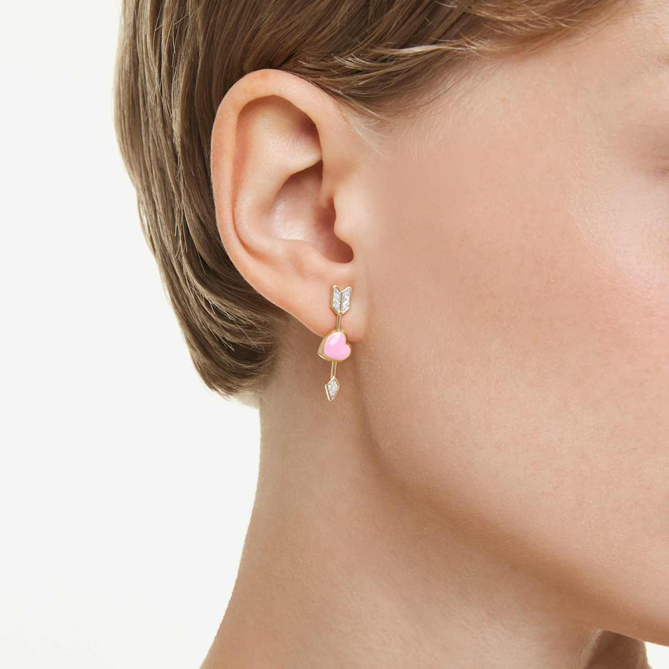 Pendientes Idyllia Tallas mixtas, Corazón con flecha, Blancos, Baño tono oro